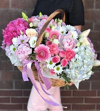 Цветочная композиция из Розы, Хризантемы, Пионы и Лизиантусы в корзине в Ключах