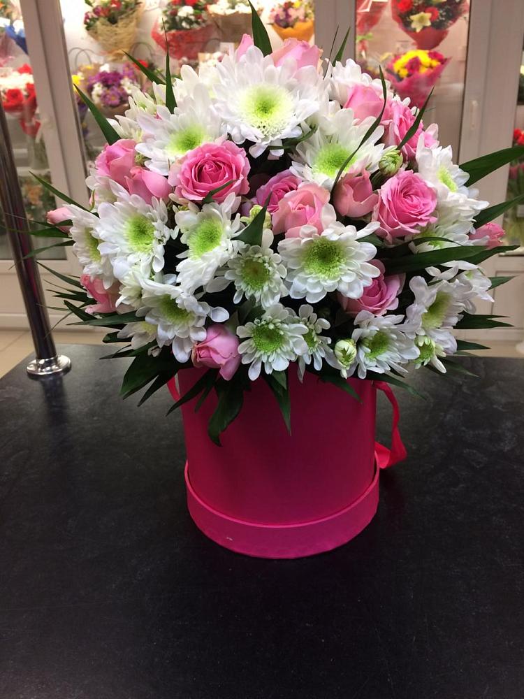 Цветочная композиция из Розы и Хризантемы в шляпной коробке в Ключах