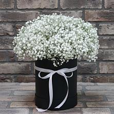 Цветочная композиция из Гипсофила в шляпной коробке в Ключах