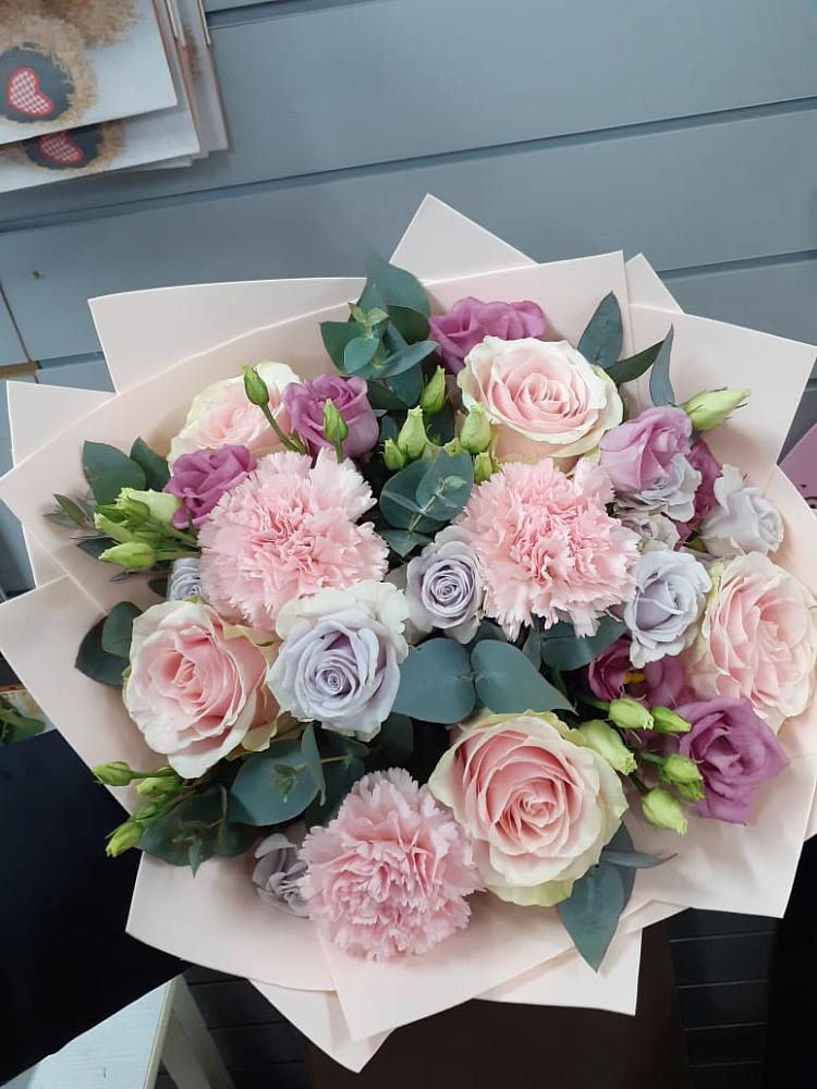 Букет цветов из: Розы, Гвоздики и Лизиантусы в Ключах